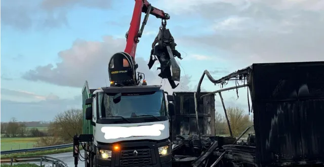 photo  le poids lourd ayant franchi le terre-plein central s’est embrasé après le choc.  &copy;  vinci autoroutes 