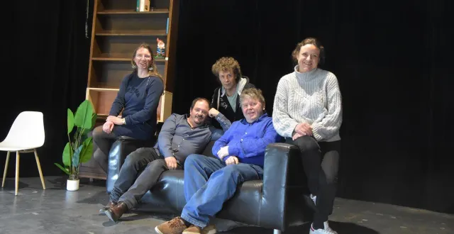 photo  « le syndrome de l’ecossais », mis en scène par jean-pierre artur, implique quatre personnages interprétés par carole galisson, marie véron, jérôme paillat et jacques montembault.  &copy;  co - joël audouin 