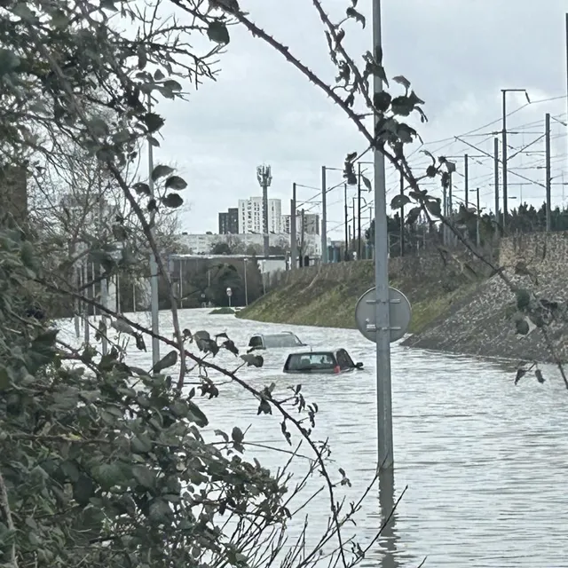photo dans le chemin du bas, une rue qui mène à la déchetterie de la prairie-de-mauves, deux voitures piégées par la crue. cette artère qui longe la voie ferrée est devenue un canal.  ©  ouest-france