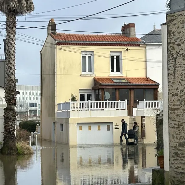 photo à la haute-île à rezé, bottes obligatoires pour accéder aux maisons proches de la loire.  ©  ouest-france
