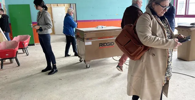 photo  lors de la visite du groupe scolaire langevin sous la conduite de valérie brault.  &copy;  le maine libre 