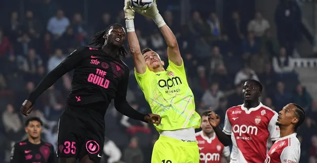 photo  prosper peter (angers-sco) ici face à philipp kohn (monaco) pourrait retrouver une place de titulaire.  &copy;  josselin clair 