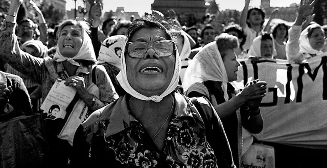 photo  clara jurado et d’autres mères de la place de mai réclament de savoir où se trouvent leurs enfants, devant le palais présidentiel argentin, en 1982, à buenos aires.  &copy;  photo : archives daniel garcia/afp 