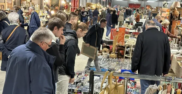 photo  véritable institution au mans pour les amoureux d'objets anciens les puces de printemps se tiennent ce week-end dans le hall d du parc expo.  &copy;  ouest-france 