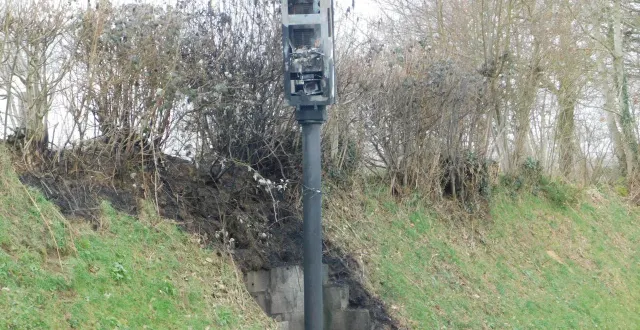 photo  le radar tourelle situé à mesnil-clinchamps, près de vire (calvados), a déjà été détruit par le feu dans un passé pas si lointain.  &copy;  archives ouest-france 