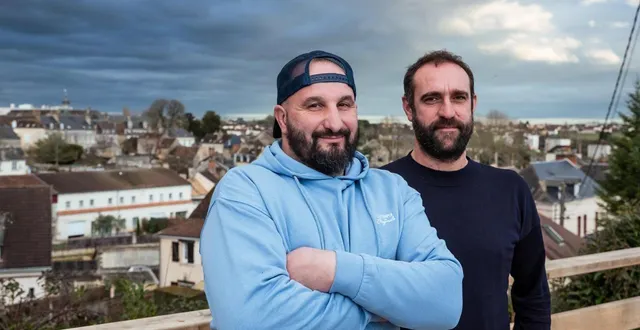 photo  jérôme bayle, éleveur bovin, et le réalisateur édouard bergeon, à l’occasion de l’avant-première du film documentaire rural, au cinéma de mamers, dans la sarthe, le samedi 7 février 2026.  &copy;  justin picaud, ouest-france 