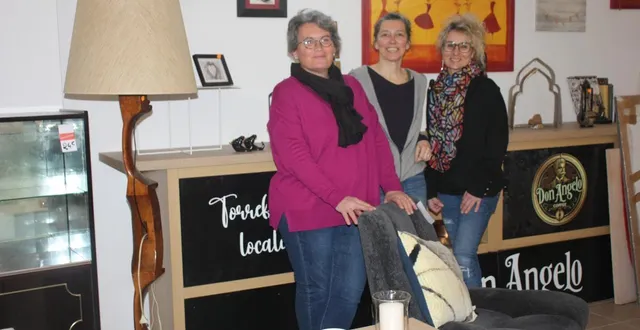 photo  nathalie grasset, directrice d’atima, stéphanie jacono, responsable de la boutique fripes et troc du may-sur-èvre, et l’une des trois personnes en insertion employées.  &copy;  ouest-france 