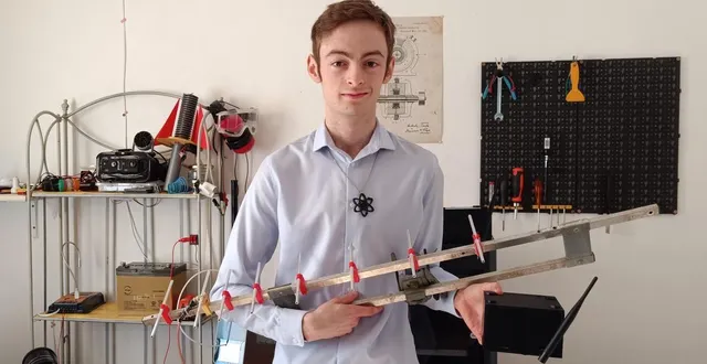photo  melvin cosset, dans son atelier, tient sa dernière invention dans ses mains : un système de messagerie radio avec une portée de 15 km.  &copy;  ouest-france 
