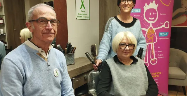 photo  avec remy léridon, président de l’adot 49, audrey et marie (assise) sont désormais ambassadrices pour l’association au sein de leur salon de coiffure.  &copy;  ouest-france 