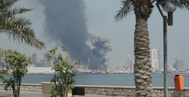 photo  de la fumée s’élève après que l’iran a lancé une frappe missile sur le quartier général de la 5e flotte de la marine américaine à manama, en représailles aux attaques américano-israéliennes, à bahreïn, le 28 février 2020.  &copy;  anadolu via afp 