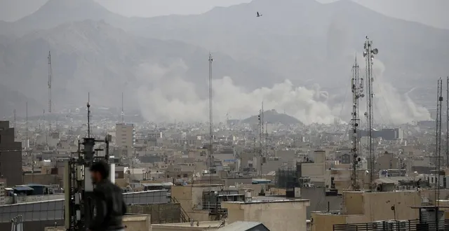 photo  des nuages de fumée après les frappes israéliennes et américaines sur téhéran, en iran, samedi 28 février 2026.  &copy;  fatemeh bahrami/anadolu via afp 