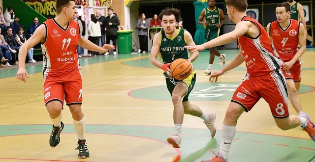 photo  saint-pavin (en vert) reste sur un revers contre la séguinière.  &copy;  le maine libre 