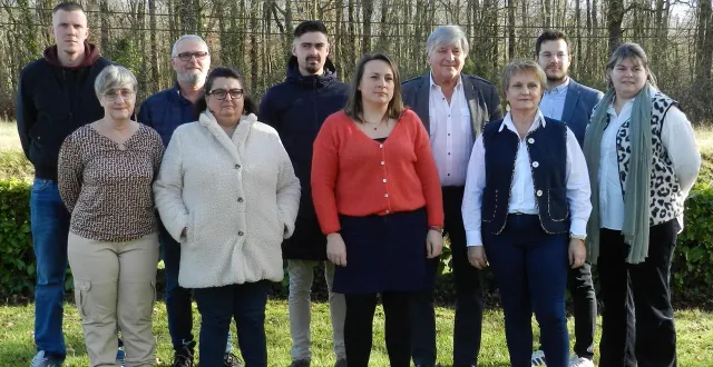 photo  pierre besnard (2e rang, 3e à partir de la droite) et son équipe. absent sur la photo : aldo zein.   &copy;  le maine libre 