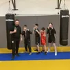 photo  nathan, djoson, kylann et alice et leur entraîneur du boxing club nla, jonathan huvelin. 