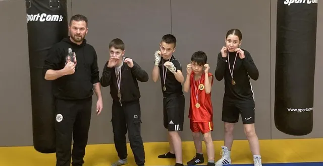 photo  nathan, djoson, kylann et alice et leur entraîneur du boxing club nla, jonathan huvelin.  &copy;  co 