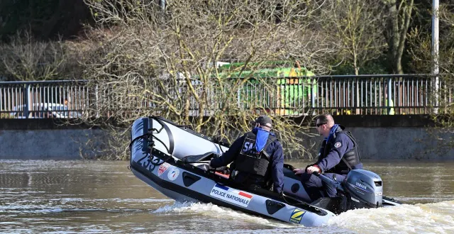 photo  les crs de la section des moyens spécialisés patrouillent sur la maine en crue à angers, le 25 février 2026.  &copy;  jérôme fouquet/ouest-france 