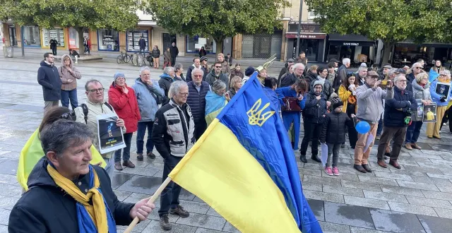 photo  l’association « enfants de l’ukraine » a organisé un rassemblement de soutien aux ukrainiens ce samedi 28 février 2026, place du théâtre, à caen (calvados), pour marquer la date de « ce sinistre anniversaire ». environ 150 personnes y ont participé.  &copy;  ouest-france 