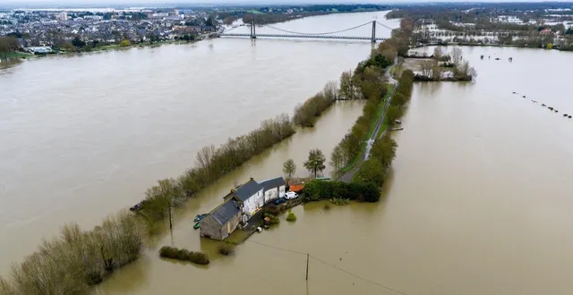 photo  au plus fort de la crue, sur le tronçon loire aval entre les ponts-de-cé et mauves-sur-loire, le niveau de la loire a atteint les 5,89 m, le 22 février, à montjean-sur-loire, et les 5,87 m le lendemain, à ancenis-saint-géréon et liré (orée-d’anjou).  &copy;  franck dubray / ouest france 