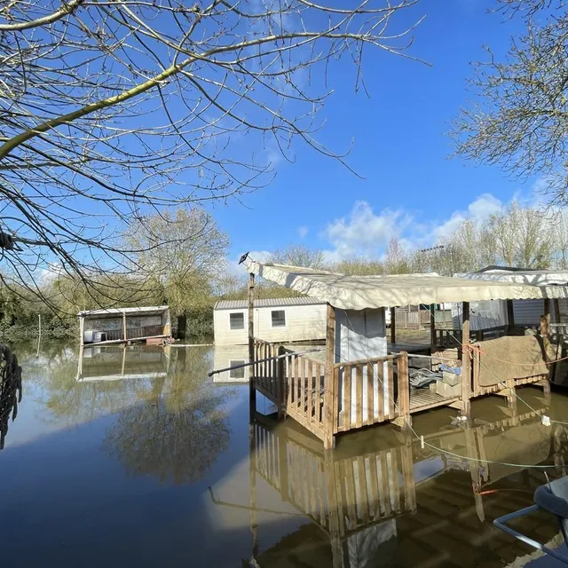 photo au camping de l’île mouchet d’ancenis-saint-géréon, la crue a fait des dégâts considérables, soulevé et déplacé des mobile homes et des terrasses, détruit des clôtures…  ©  ouest-france