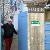 photo  béhuard, mardi 3 février 2026. derrière un portail bleu se niche la minuscule mairie de béhuard. 