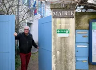 photo  béhuard, mardi 3 février 2026. derrière un portail bleu se niche la minuscule mairie de béhuard. 