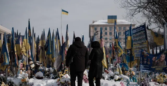 photo  des personnes se recueillent devant un mémorial pour les soldats ukrainiens tués, à kiev, le 19 février 2026.  &copy;  hiroto sekiguchi / the yomiuri shimbun via afp 