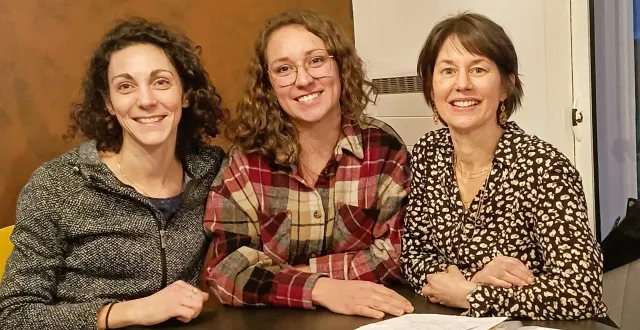photo  justine, mathilde et léa, fondatrices de mici cœurs d’espoir.  &copy;  co 