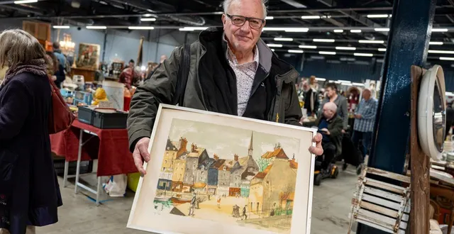 photo  alain est reparti avec une peinture des puces de printemps.  &copy;  le maine libre – xavier sarrat 