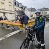 photo  au marché de brissac-quincé, le cycliste lionel commente les liaisons cyclables entre les dix villages de la commune nouvelle. 