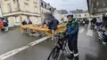 photo  au marché de brissac-quincé, le cycliste lionel commente les liaisons cyclables entre les dix villages de la commune nouvelle. 
