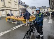 photo  au marché de brissac-quincé, le cycliste lionel commente les liaisons cyclables entre les dix villages de la commune nouvelle. 