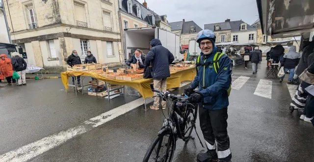 photo  au marché de brissac-quincé, le cycliste lionel commente les liaisons cyclables entre les dix villages de la commune nouvelle.  &copy;  ouest-france 