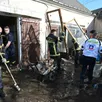 photo  après les crues importantes dans le village de cheffes, les équipes de bénévoles, pilotées par la croix rouge, et les pompiers, aident les sinistrés le plus gravement touchés. 