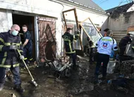photo  après les crues importantes dans le village de cheffes, les équipes de bénévoles, pilotées par la croix rouge, et les pompiers, aident les sinistrés le plus gravement touchés. 