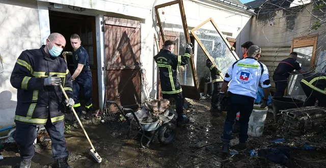 photo  après les crues importantes dans le village de cheffes, les équipes de bénévoles, pilotées par la croix rouge, et les pompiers, aident les sinistrés le plus gravement touchés.  &copy;  jérôme fouquet/ouest-france 