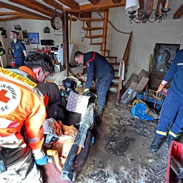 photo les habitants et bénévoles sont à pied d’œuvre pour nettoyer les maisons dévastées par la crue.  ©  jérôme fouquet/ouest-france