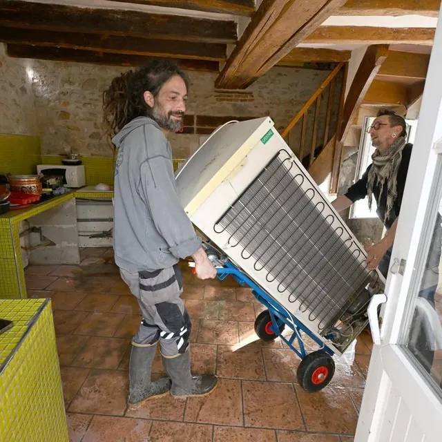 photo vincent est venu aider kévin avec son diable pour déplacer l’électroménager.  ©  jérôme fouquet/ouest-france