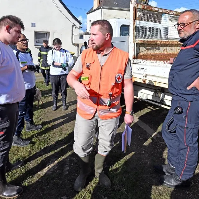 photo ici, maxime coquis, (au centre) en binôme avec jérôme coupeau (à gauche), chef de groupe des pompiers venu de champigné, coordonne les opérations.  ©  jérôme fouquet/ouest-france