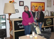 photo  nathalie grasset, directrice d’atima, stéphanie jacono, responsable de la boutique fripes et troc du may-sur-èvre, et l’une des trois personnes en insertion employées. 