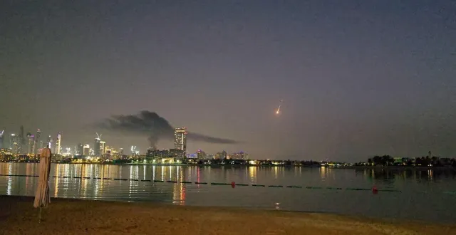 photo  de la fumée s’élève au-dessus d’un hôtel de luxe endommagé dans le célèbre quartier palm jumeirah, à dubaï, aux émirats arabes unis, le 28 février 2026, (capture d’écran tirée d’une vidéo)  &copy;  via reuters 