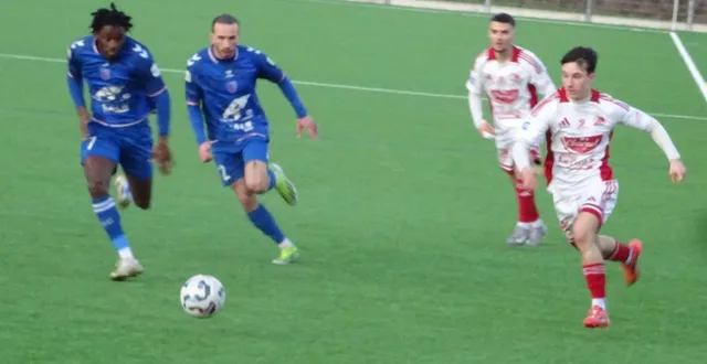 photo  les plabennecois (à gauche) ont pris le dessus sur les concarnois.  &copy;  ouest-france 