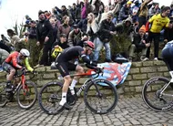 photo  sur les pavés humides du molenberg rick pluimers a bataillé et laissé deux dents en route. 