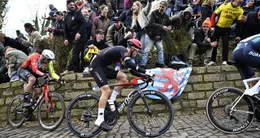 Info insolite  sur les pavés humides du molenberg rick pluimers a bataillé et laissé deux dents en route. 