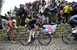 photo  sur les pav�s humides du molenberg rick pluimers a bataill� et laiss� deux dents en route. 