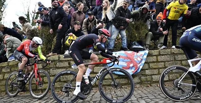 photo  sur les pavés humides du molenberg rick pluimers a bataillé et laissé deux dents en route.  &copy;  jasper jacobs / afp 