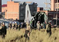 photo  la police et l’armée sur le lieu où l’avion de l’armée de l’air bolivienne s’est écrasé à el alto, en bolivie, le 27 février 2026. 