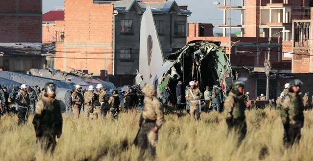 photo  la police et l’armée sur le lieu où l’avion de l’armée de l’air bolivienne s’est écrasé à el alto, en bolivie, le 27 février 2026.  &copy;  anadolu via afp 