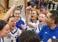 photo  naidji et son équipe savourent leur victoire, « on est des oufs » crie t-il au micro. 