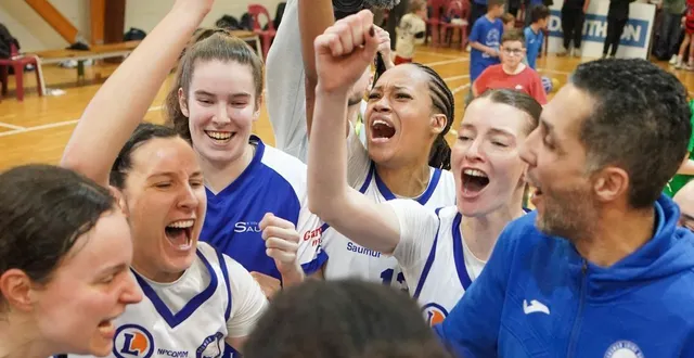 photo  naidji et son équipe savourent leur victoire, « on est des oufs » crie t-il au micro.  &copy;  ouest-france 