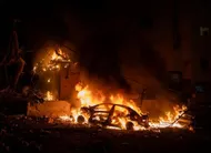 photo  un incendie provoqué par une frappe de missile iranien à tel aviv, en israël, samedi 28 février 2026. 